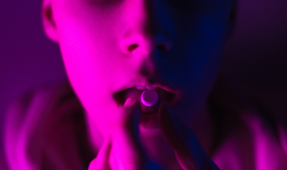 약을 먹는 소녀