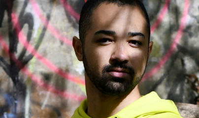 노란색 후드티를 입은 젊은 남성의 얼굴