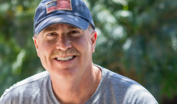 패션 셔츠를 입은 중년 남성