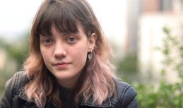 갈색 머리를 가진 젊은 여성의 얼굴